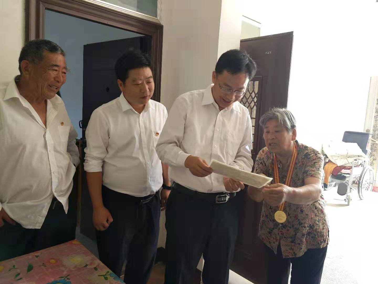 走訪慰問老黨員 濃濃關(guān)懷暖人心   縣委常委、紀(jì)委書記、監(jiān)察委主任張亞光到胡集鄉(xiāng)慰問老黨員