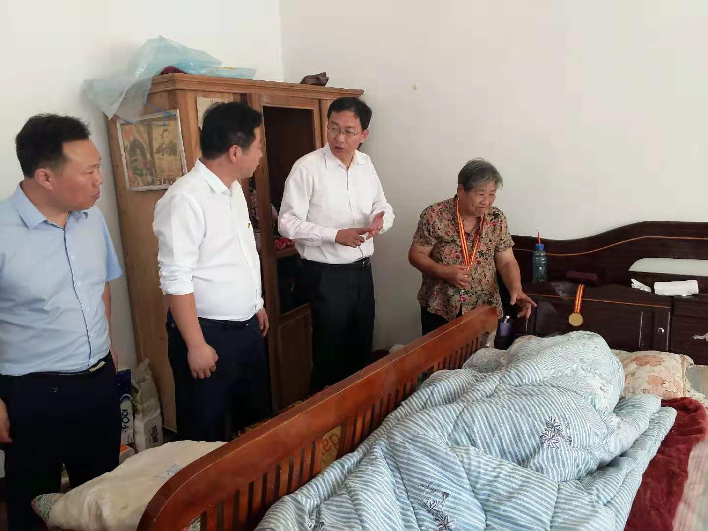 走訪慰問老黨員 濃濃關(guān)懷暖人心   縣委常委、紀(jì)委書記、監(jiān)察委主任張亞光到胡集鄉(xiāng)慰問老黨員