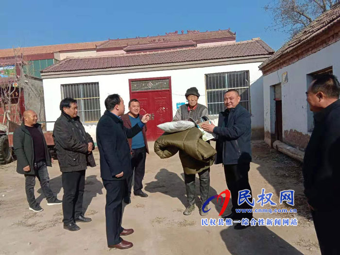 民權(quán)縣應(yīng)急管理局到幫扶聯(lián)系村開展冬季“送溫暖”活動(dòng) 民權(quán)縣應(yīng)急管理局到幫扶聯(lián)系村開展冬季“送溫暖”活動(dòng)
