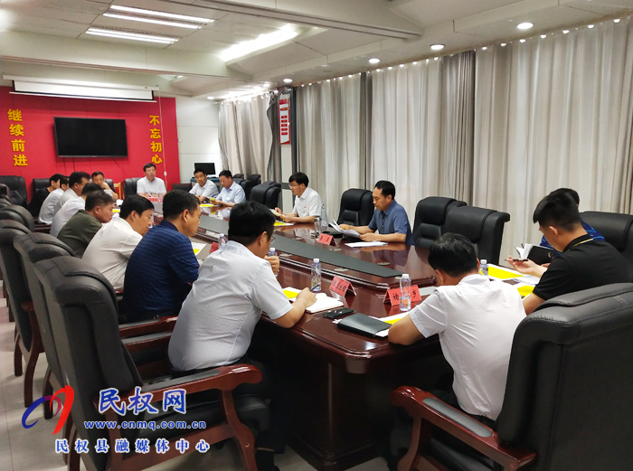 縣委副書記、縣長張團(tuán)結(jié)查看扶貧項(xiàng)目進(jìn)展情況