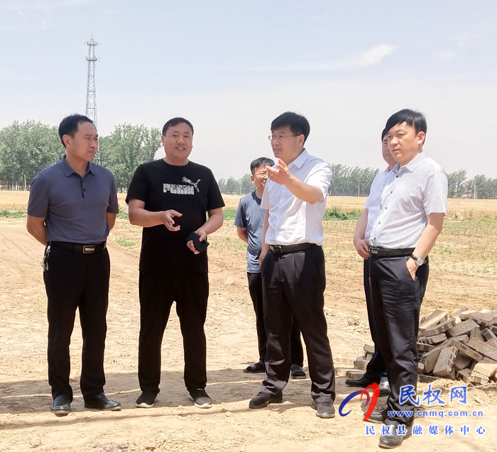縣委副書記、縣長張團(tuán)結(jié)查看扶貧項(xiàng)目進(jìn)展情況