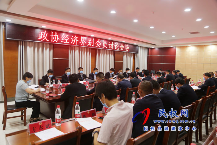 縣委副書記、縣長(zhǎng)張團(tuán)結(jié)參加縣政協(xié)經(jīng)濟(jì)界別委員討論