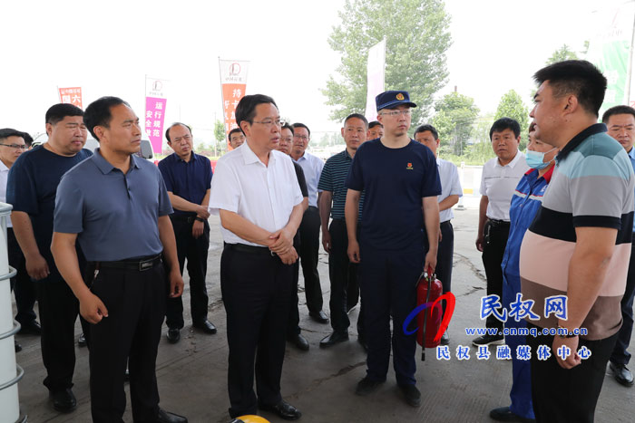 市人大常委會副主任、縣委書記姬脈常查看“三夏”生產時強調：搶抓農時 科學調度 確保顆粒歸倉