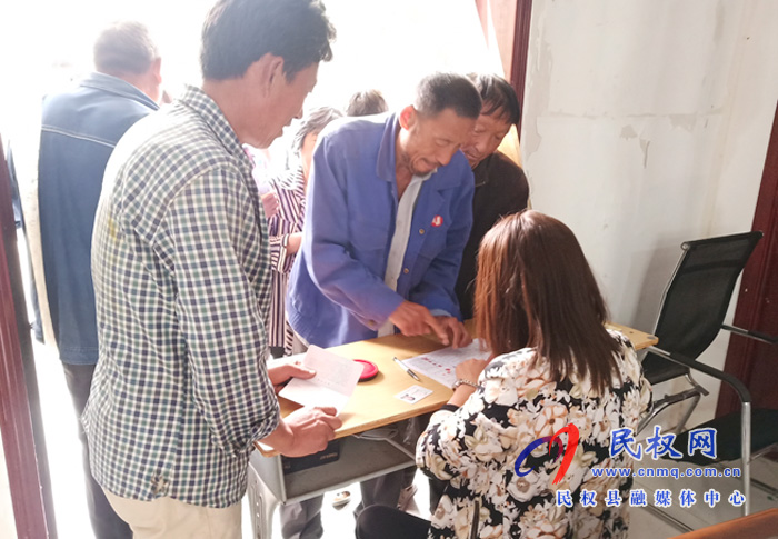 白云寺鎮(zhèn):貧困戶喜領分紅迎中秋 白云寺鎮(zhèn):貧困戶喜領分紅迎中秋
