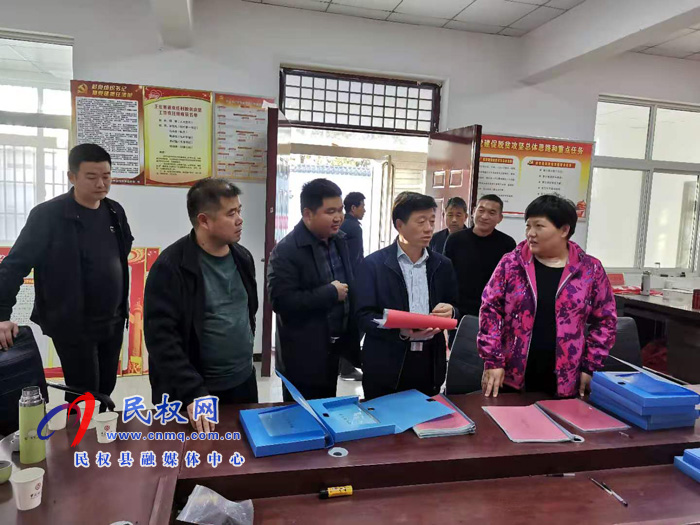 縣政府黨組成員、信訪局長陳鴻志到王莊寨鎮(zhèn)督導(dǎo)脫貧攻堅(jiān)迎檢