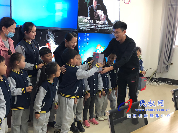 縣衛(wèi)計委、愛心企業(yè)慰問新聞戰(zhàn)線工作者