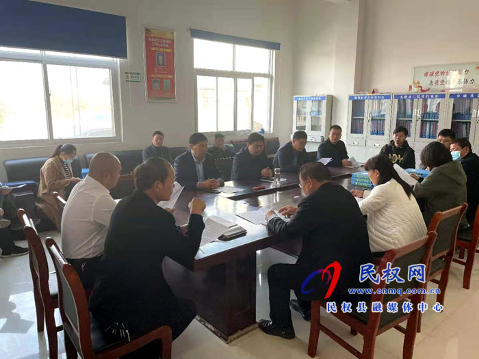 縣政府黨組成員、政府辦公室主任薛坤組織全體幫扶干部到聯(lián)系村史村鋪村開展幫扶工作