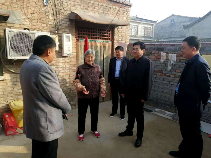 縣政府黨組成員、政府辦公室主任薛坤組織全體幫扶干部到聯(lián)系村史村鋪村開展幫扶工作