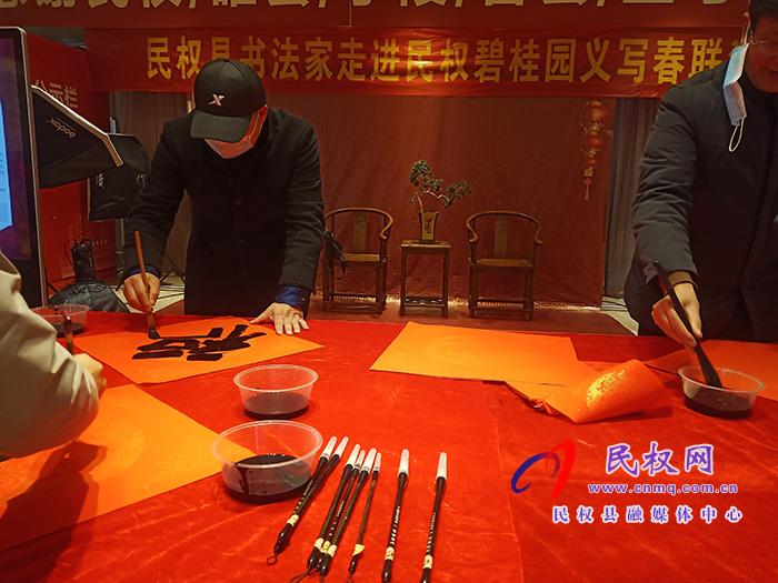 書法藝術(shù)家 福送千萬家——義寫春聯(lián)活動(dòng)啟動(dòng) 書法藝術(shù)家 福送千萬家——義寫春聯(lián)活動(dòng)啟動(dòng)