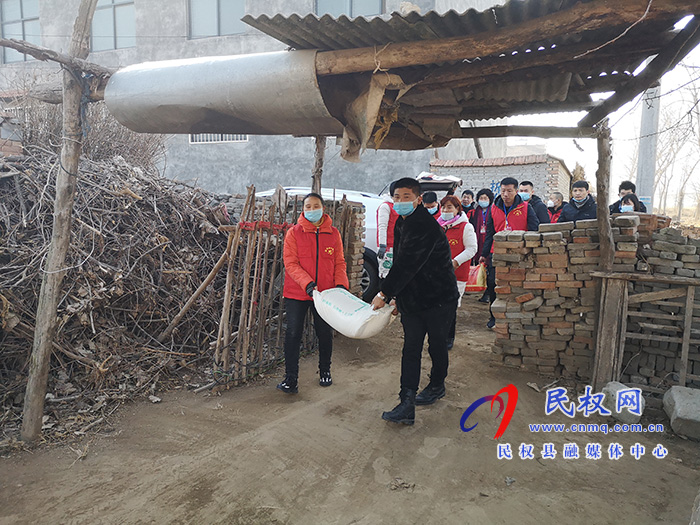 民權縣志愿者協(xié)會開展送溫暖獻愛心活動 民權縣志愿者協(xié)會開展送溫暖獻愛心活動