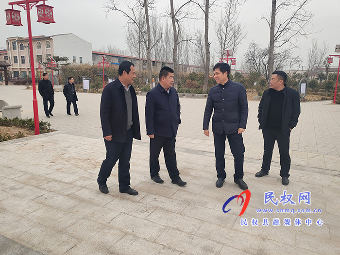 市自然資源和規(guī)劃局黨組成員、副局長(zhǎng)張永健到我縣雙塔鎮(zhèn)調(diào)研國(guó)土綠化工作