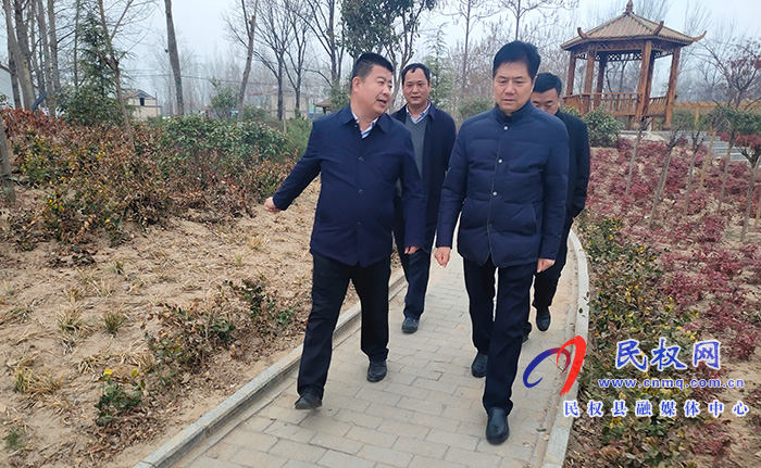 市自然資源和規(guī)劃局黨組成員、副局長(zhǎng)張永健到我縣雙塔鎮(zhèn)調(diào)研國(guó)土綠化工作