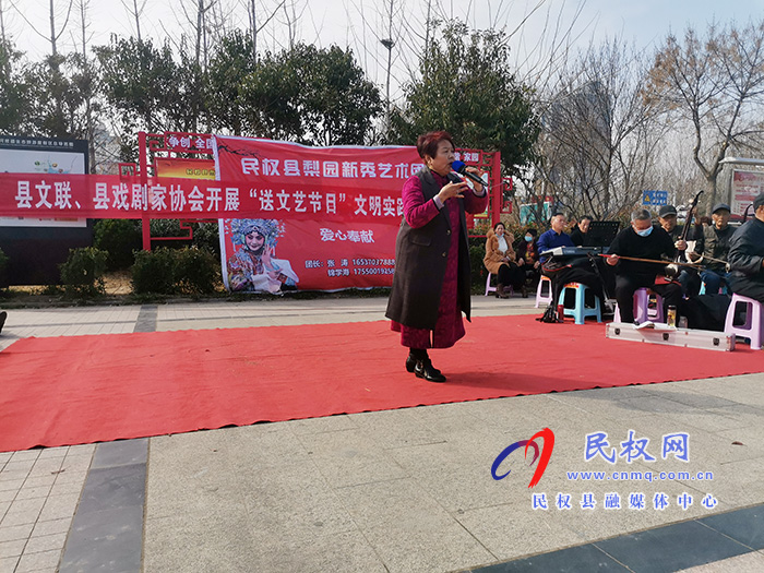 縣文聯(lián)、縣戲劇家協(xié)會(huì)開(kāi)展“送文藝節(jié)目”文明實(shí)踐主題活動(dòng)
