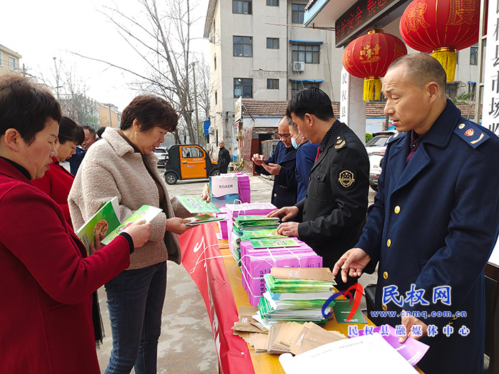 民權(quán)縣市場(chǎng)監(jiān)督管理局開展3·15國際消費(fèi)者權(quán)益日宣傳服務(wù)活動(dòng) 民權(quán)縣市場(chǎng)監(jiān)督管理局開展3·15國際消費(fèi)者權(quán)益日宣傳服務(wù)活動(dòng)