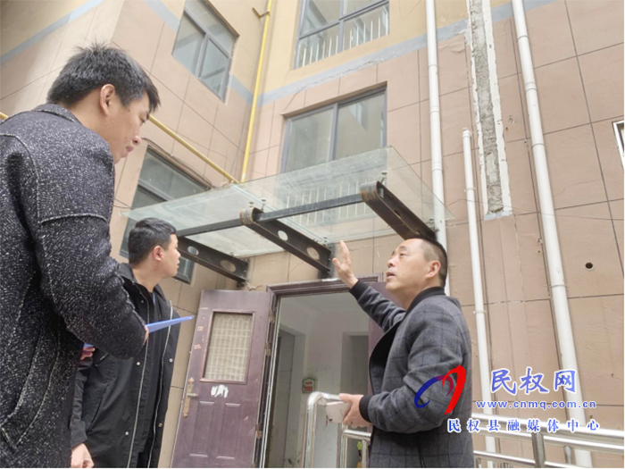 民權(quán)縣12345：群眾反映單元門頭玻璃有裂紋，12345現(xiàn)場督辦