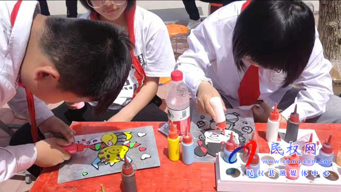 民權(quán)求實(shí)小學(xué)開展“小小購物節(jié)”活動(dòng) 民權(quán)求實(shí)小學(xué)開展“小小購物節(jié)”活動(dòng)