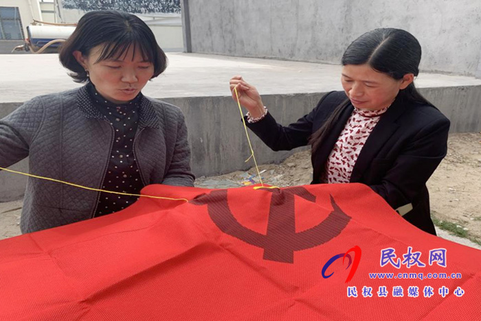 縣婦聯(lián)組織基層?jì)D女群眾開展 “學(xué)黨史、繡黨旗 感黨恩”活動