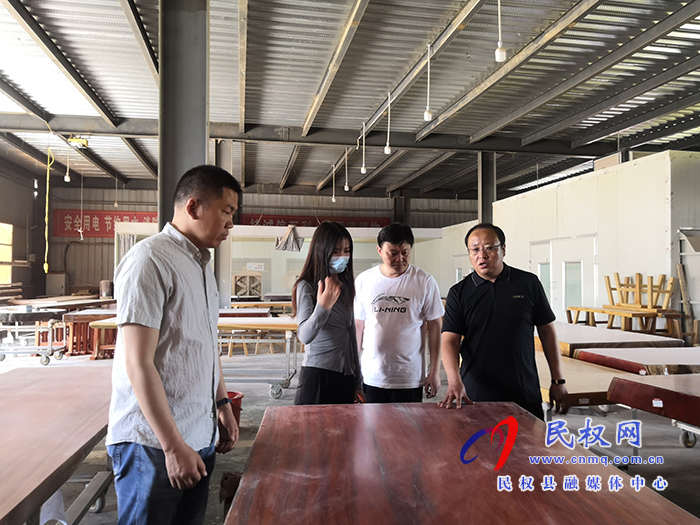 胡集鄉(xiāng)黨委書記白守玉查看扶貧車間運(yùn)營(yíng)情況 胡集鄉(xiāng)黨委書記白守玉查看扶貧車間運(yùn)營(yíng)情況