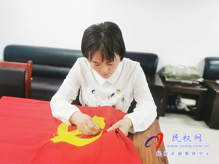 民權(quán)縣文藝界舉辦“接力繡黨旗?永遠跟黨走”活動 民權(quán)縣文藝界舉辦“接力繡黨旗?永遠跟黨走”活動