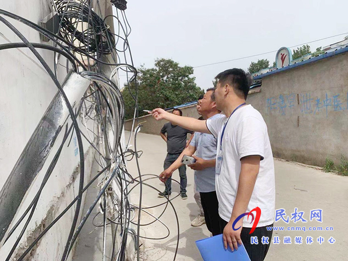 民權12345:雜亂電纜無人處理 12345現(xiàn)場辦公解民憂 民權12345:雜亂電纜無人處理 12345現(xiàn)場辦公解民憂