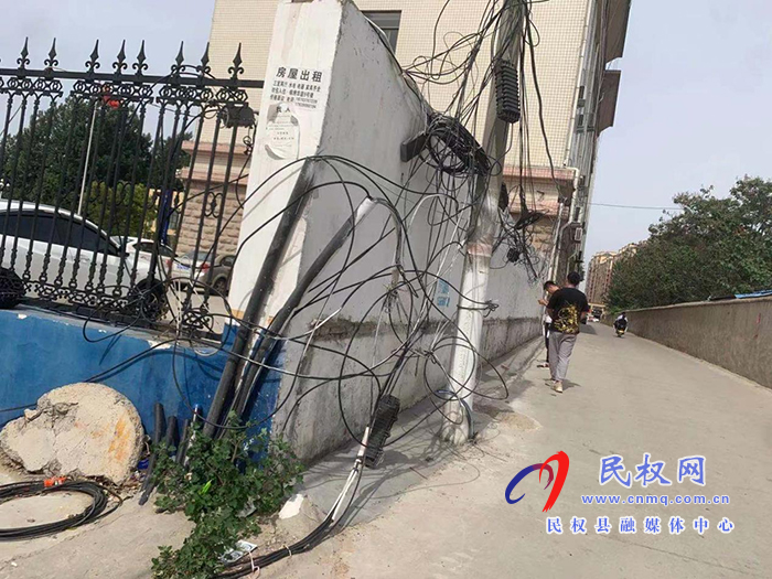 民權12345:雜亂電纜無人處理 12345現(xiàn)場辦公解民憂 民權12345:雜亂電纜無人處理 12345現(xiàn)場辦公解民憂