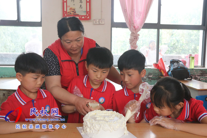 王橋鎮(zhèn):關(guān)愛留守兒童 共度快樂“六一” 王橋鎮(zhèn):關(guān)愛留守兒童 共度快樂“六一”