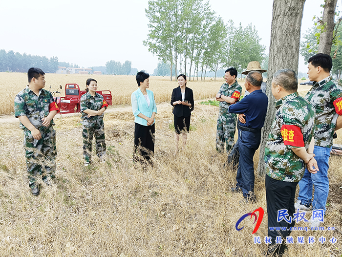 縣人大常委會主任周燕、副縣長朱琳到老顏集鄉(xiāng)查看“三夏”安全生產(chǎn)暨秸稈禁燒工作開展情況