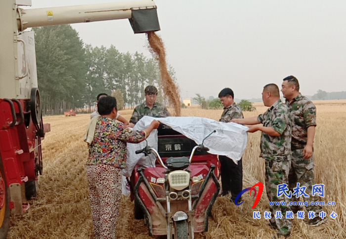 孫六鎮(zhèn):黨員志愿服務(wù)隊(duì)奮戰(zhàn)在田間地頭 孫六鎮(zhèn):黨員志愿服務(wù)隊(duì)奮戰(zhàn)在田間地頭