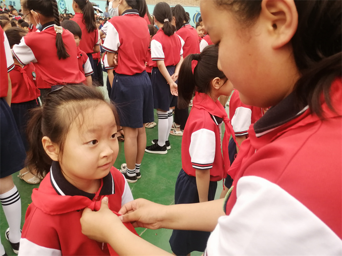 民權(quán)縣第三小學(xué)舉行慶“六一”新少先隊(duì)員入隊(duì)儀式暨2020——2021學(xué)年度下期優(yōu)秀學(xué)生表彰大會(huì) 民權(quán)縣第三小學(xué)舉行慶“六一”新少先隊(duì)員入隊(duì)儀式暨2020——2021學(xué)年度下期優(yōu)秀學(xué)生表彰大會(huì)