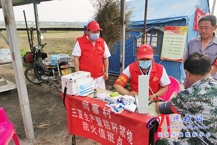 【辦實事當(dāng)先鋒】雙塔鎮(zhèn)衛(wèi)生院水東志愿者開展三夏“送藥品，送健康”活動