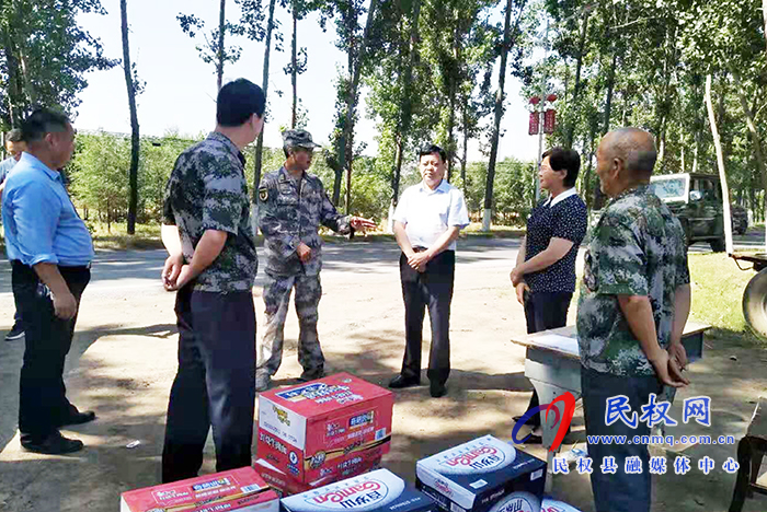 縣委常委、武裝部長熊四香、縣人大副主任石克林到孫六鎮(zhèn)慰問“三夏”一線干部