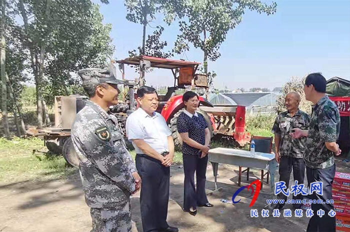 縣委常委、武裝部長熊四香、縣人大副主任石克林到孫六鎮(zhèn)慰問“三夏”一線干部