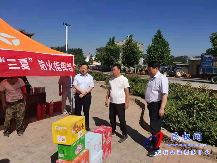 【一把手參與】程莊鎮(zhèn)黨委書記李傳忠、鎮(zhèn)長白云龍看望慰問堅守在秸稈禁燒一線的工作人員
