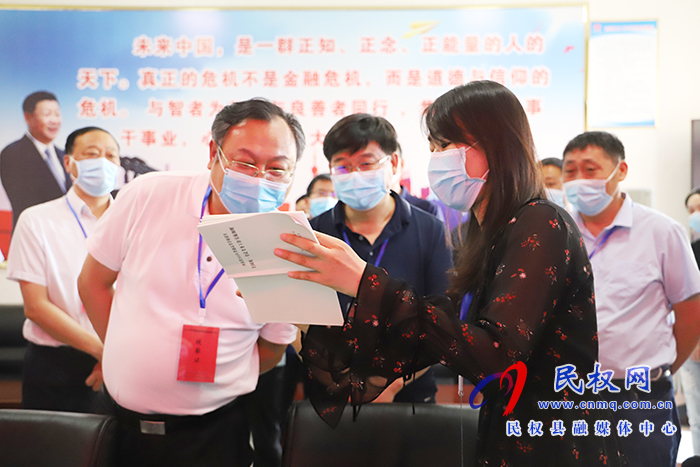 市委常委、常務(wù)副市長(zhǎng)吳祖明到民察看高考準(zhǔn)備工作