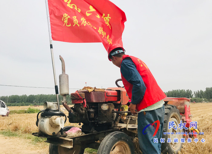 孫六鎮(zhèn):農(nóng)機(jī)服務(wù)隊助力“三夏” 孫六鎮(zhèn):農(nóng)機(jī)服務(wù)隊助力“三夏”