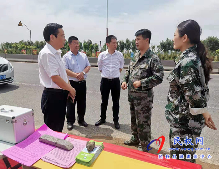 市人大常委會(huì)副主任、縣委書記姬脈常到我縣部分鄉(xiāng)鎮(zhèn)查看“三夏”生產(chǎn)工作