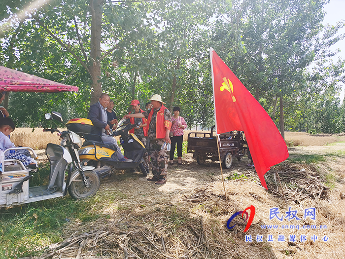 野崗鎮(zhèn)黨員突擊隊開展“午間行動?”服務(wù)群眾麥?zhǔn)账颓鍥? title=