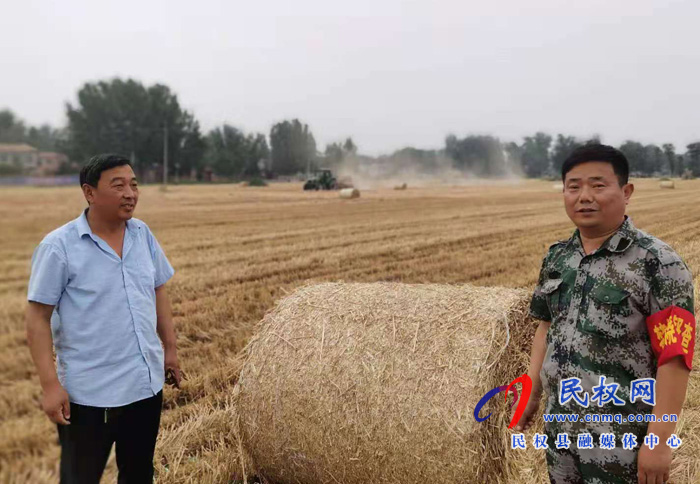 王莊寨鎮(zhèn):人大代表發(fā)揮自身優(yōu)勢 助力秸稈回收變廢為寶 王莊寨鎮(zhèn):人大代表發(fā)揮自身優(yōu)勢 助力秸稈回收變廢為寶