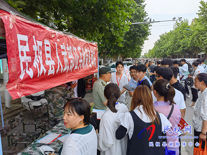 民權(quán)縣人武部助力高考服務(wù)學(xué)生精準動員 民權(quán)縣人武部助力高考服務(wù)學(xué)生精準動員
