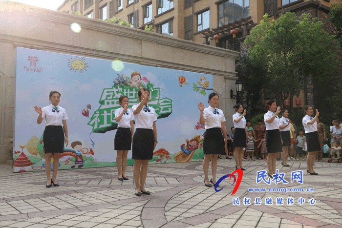 社區(qū)同樂會 萌娃嗨翻天——盛世名門、民東新區(qū)實驗幼兒園聯(lián)合開展幼兒“走進(jìn)社區(qū)”實踐活動