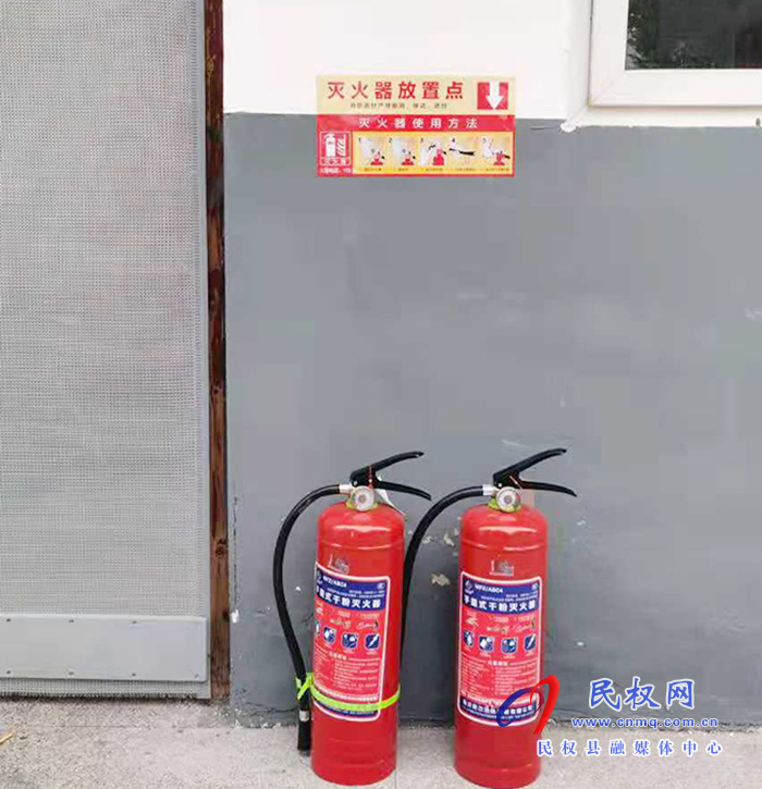 野崗鎮(zhèn):小標識大作用 干部幫助群眾張貼消防相關標識 野崗鎮(zhèn):小標識大作用 干部幫助群眾張貼消防相關標識