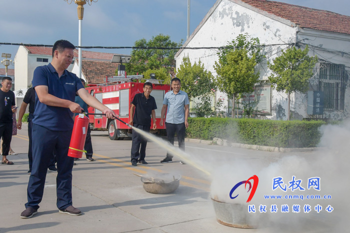 人和鎮(zhèn):開(kāi)展消防救援應(yīng)急演練? 人和鎮(zhèn):開(kāi)展消防救援應(yīng)急演練?