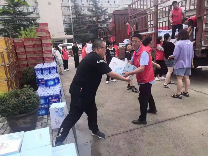 民權(quán)縣志愿者協(xié)會防汛救災(zāi)愛心物資馳援河南災(zāi)區(qū) 民權(quán)縣志愿者協(xié)會防汛救災(zāi)愛心物資馳援河南災(zāi)區(qū)