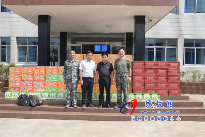 人和鎮(zhèn)到縣武裝部隊(duì)開展“八一”擁軍慰問(wèn)活動(dòng) 人和鎮(zhèn)到縣武裝部隊(duì)開展“八一”擁軍慰問(wèn)活動(dòng)