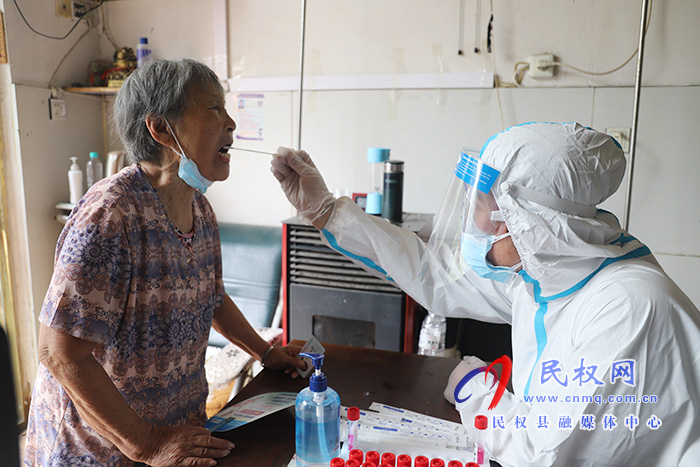 核酸檢測(cè)采樣點(diǎn):提前派號(hào)排隊(duì)井然有序 核酸檢測(cè)采樣點(diǎn):提前派號(hào)排隊(duì)井然有序