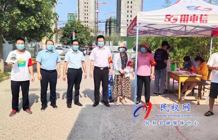 民權實驗中學校長牛同堂到疫情防控核酸檢測點狀元府邸慰問 民權實驗中學校長牛同堂到疫情防控核酸檢測點狀元府邸慰問