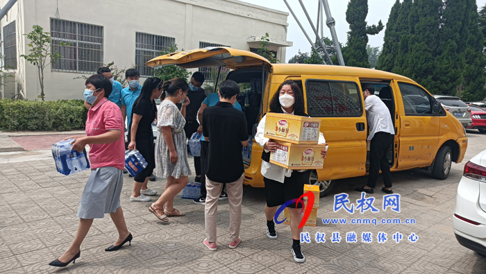 愛(ài)心企業(yè)儒房地產(chǎn)慰問(wèn)融媒體中心一線工作人員 愛(ài)心企業(yè)儒房地產(chǎn)慰問(wèn)融媒體中心一線工作人員