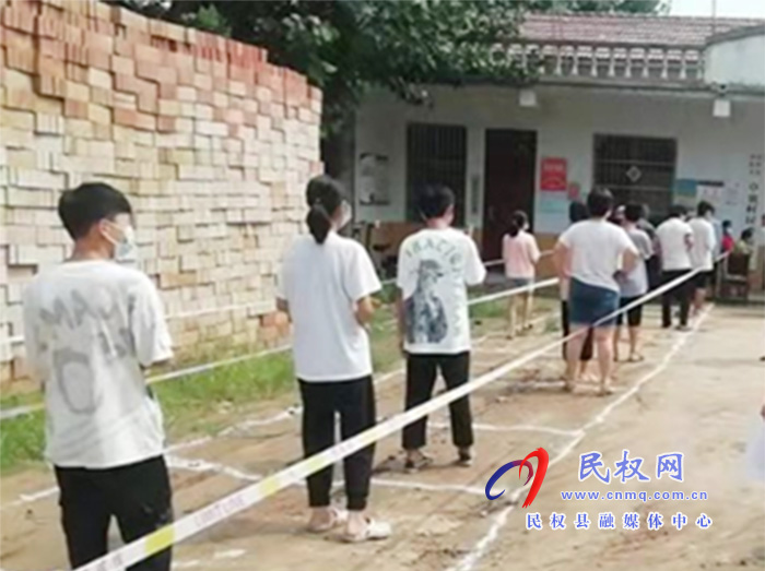 雙塔鎮(zhèn)：教師志愿者在核酸檢測(cè)現(xiàn)場(chǎng)筑起“疫情防線”