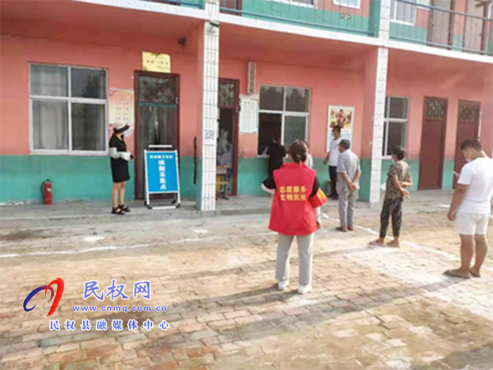 雙塔鎮(zhèn)：教師志愿者在核酸檢測(cè)現(xiàn)場(chǎng)筑起“疫情防線”