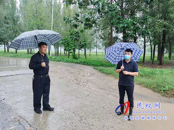 雙塔鎮(zhèn):黨委書記葛運剛查看積水及防汛應急措施落實情況 雙塔鎮(zhèn):黨委書記葛運剛查看積水及防汛應急措施落實情況